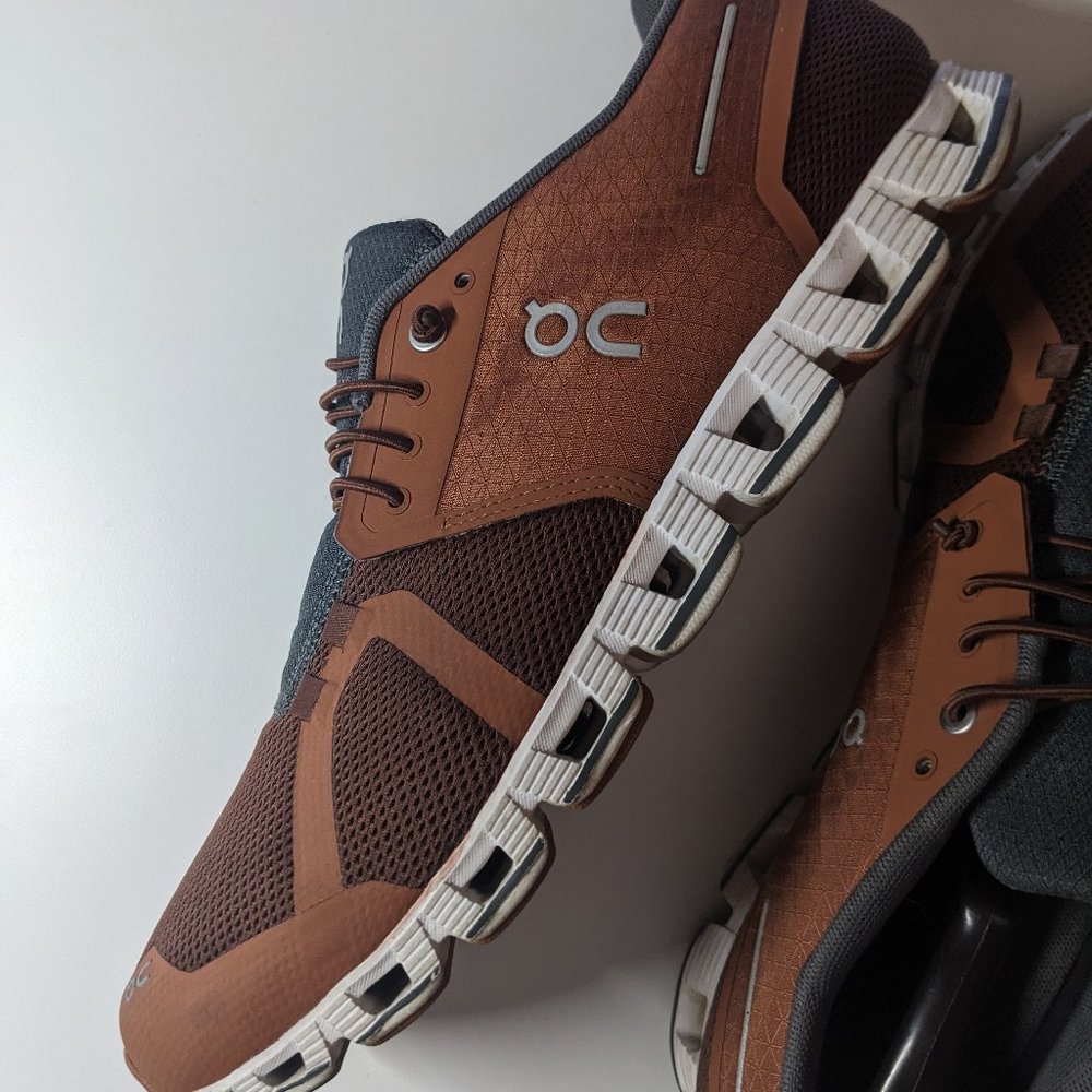 On Cloud Cloudgo Mens running shoe